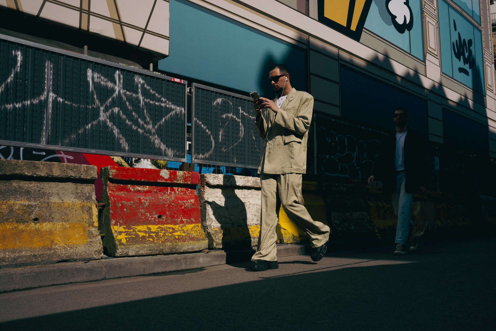 Des photographies en couleur, où les gens sont magnifiés par la lumière chaude du soleil