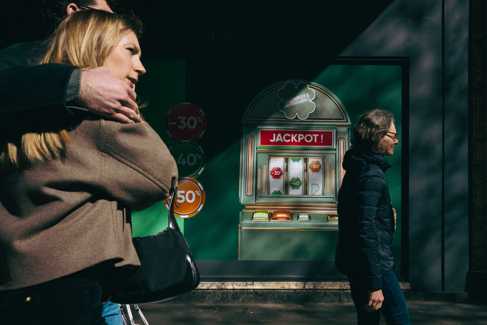 Des photographies en couleur, où les gens sont magnifiés par la lumière chaude du soleil
