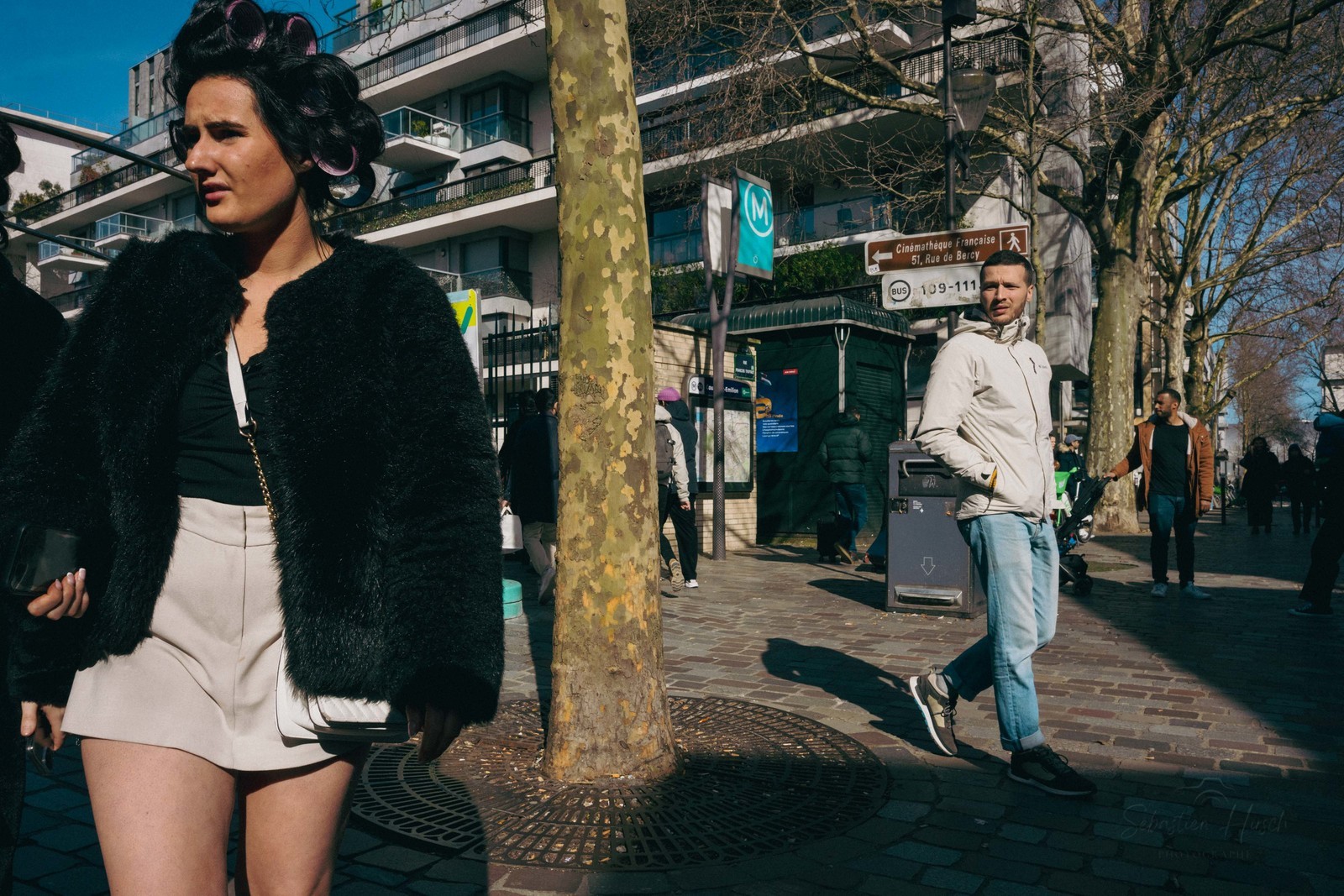 Des photographies en couleur, où les gens sont magnifiés par la lumière chaude du soleil